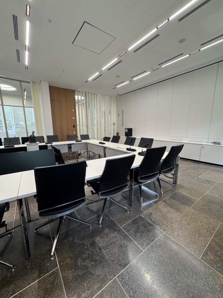 Der Saal, in dem Arbeitskreise und später auch der Ausschuss tagen